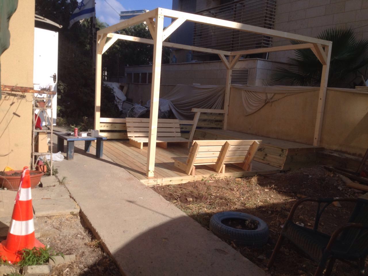 פינת ישיבה- דק וספסלים