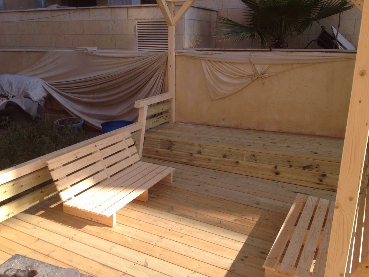 פינת ישיבה- דק וספסלים